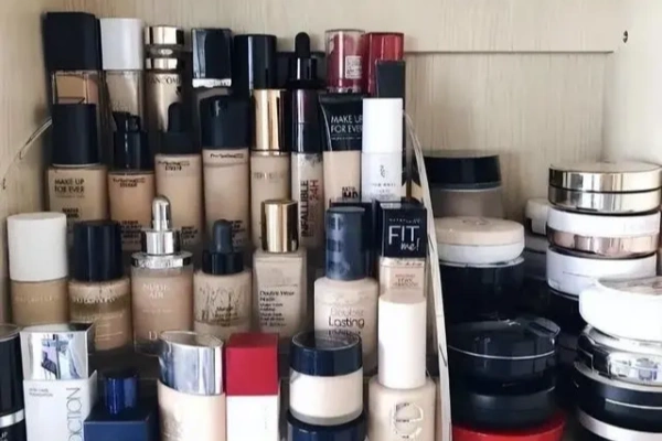 Base makeup product storage